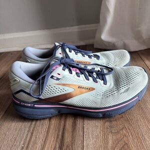 Brooks Ghost Shoes in Light Pink and Navy